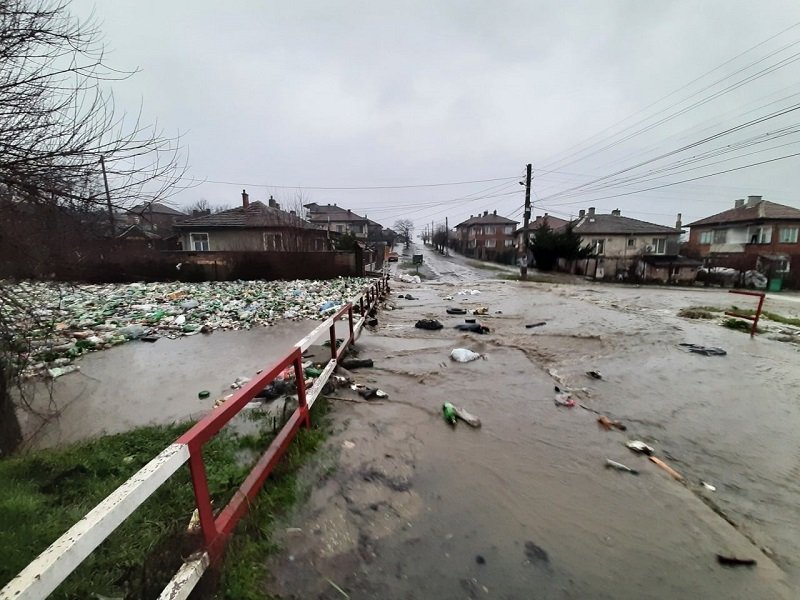 След наводненията: Потоп от боклуци