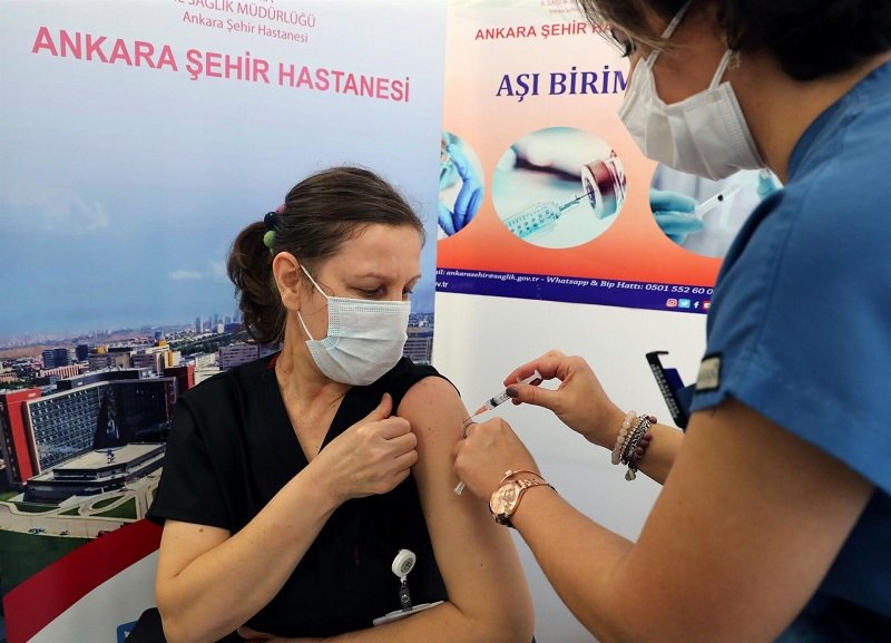 Над 70 хиляди ваксинирани медици в Турция от сутринта до обяд