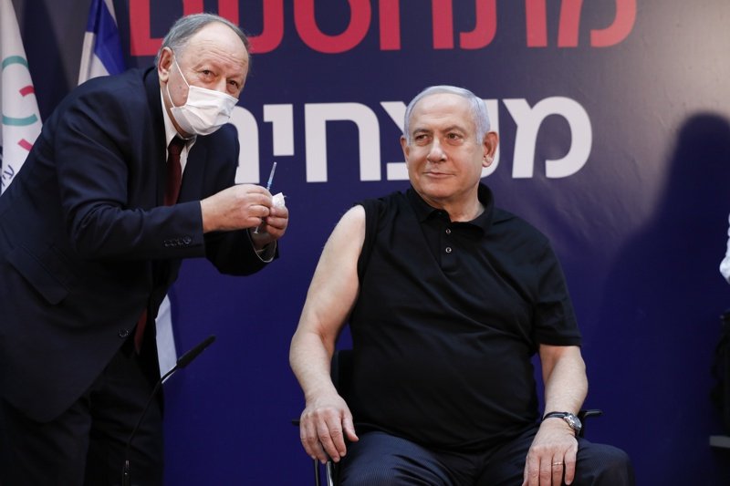 Израелският премиер Бенямин Нетаняху се имунизира преди около седмица. Снимка: ЕПА/БГНЕС