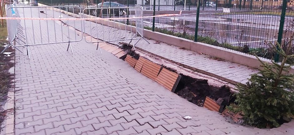 Пропадна тротоарът при Медицинска академия само след 4 месеца ползване