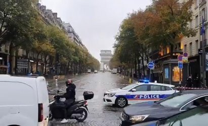 Мъж открадна микробус и се вряза в пешеходци в Париж, има убит и ранен