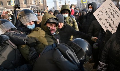 Масови протести за Навални. Путин се опитва да ги смаже с арести и насилие (снимки и видео)