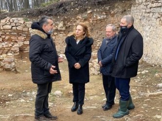 Марияна Николова разглежда древния град Мисионис