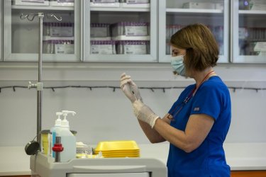 Мадрид преустановява имунизацията за 2 седмици заради недостиг на ваксини