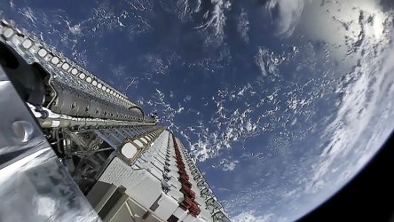 Сателити Starlink преди изстрелването им