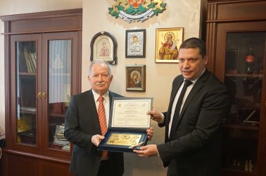 Цоло Вутов получава отличието от Илиан Тодоров