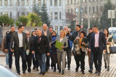 "Изправи се! Мутри вън" се регистрира за изборите