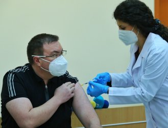 Министър Ангелов по време на ваксинацията