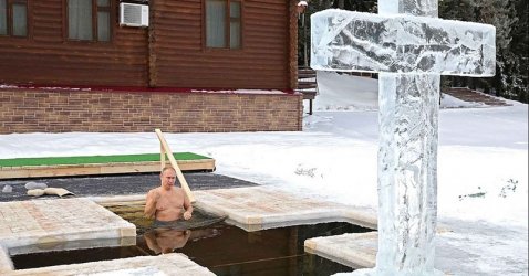 Путин се потопи в ледена вода край Москва по случай православното Богоявление