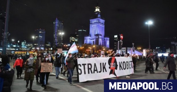 Хиляди поляци излязоха на протест в сряда вечерта срещу съдебното