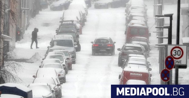 Силна снежна буря удари Северна и Източна Германия в неделя