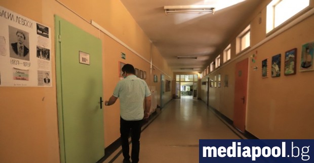 38 от учителите и непедагогическия персонал са готови да се