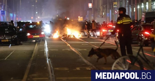 Стотици младежи участваха в размирици снощи и нападнаха полицаи в