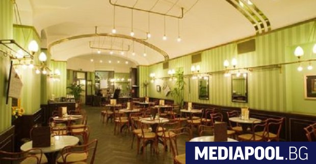 Единствено тихата джаз музика нарушава учебната атмосфера В кафене в