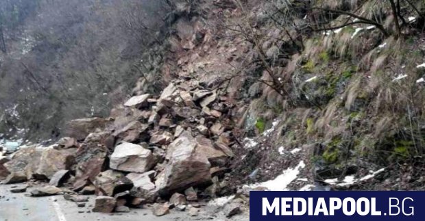 Скална маса е паднала на 8 ми километър от автомагистрала Струма