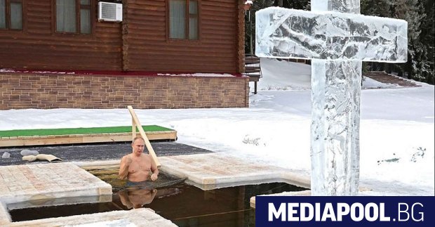 Руският президент Владимир Путин се потопи в ледена вода край