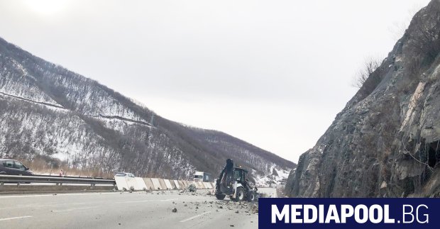 Свлачища и срутища затвориха участъци от магистрала Струма и няколко