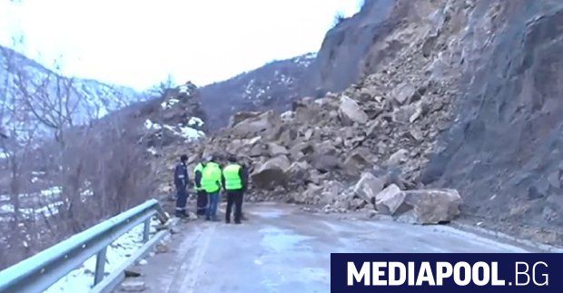 Огромно свлачище от около 1500 тона скална маса е затворило