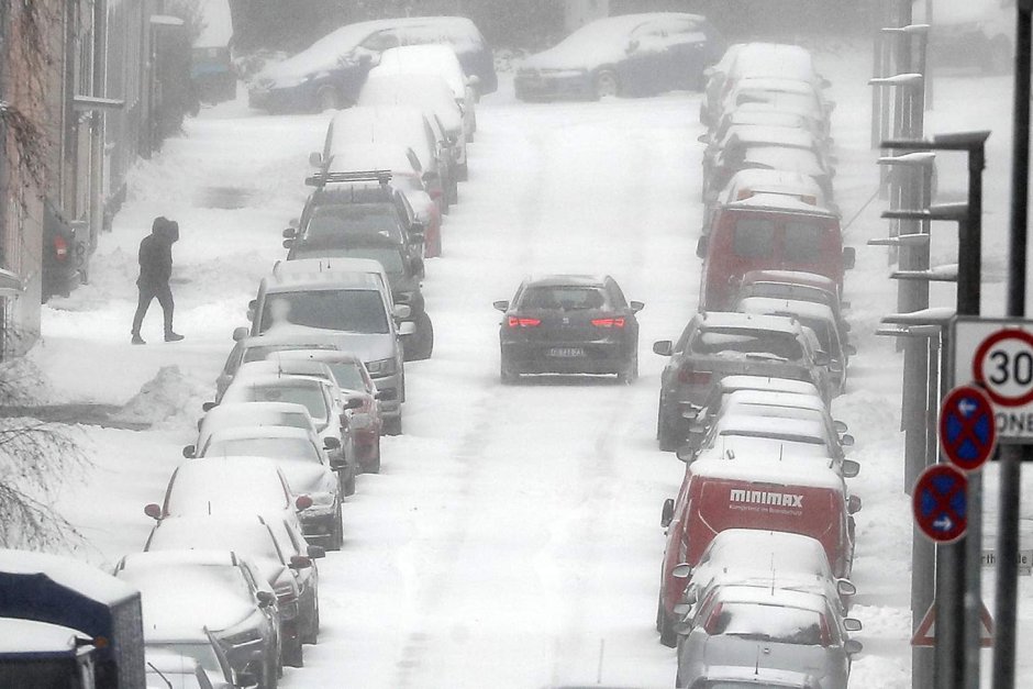 Снежна буря причини транспортен хаос в Германия