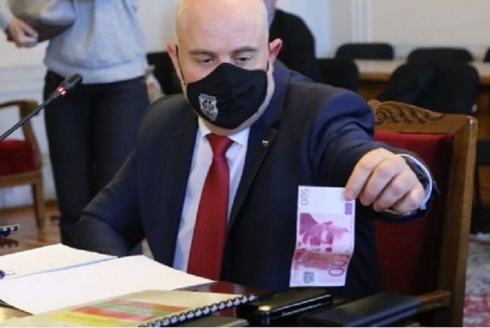 Главният прокурор Иван Гешев разглежда една от бутафорните банкноти евро с лика на Бойко Борисов, донесни от протестиращи в парламента. Сн. БГНЕС, архив