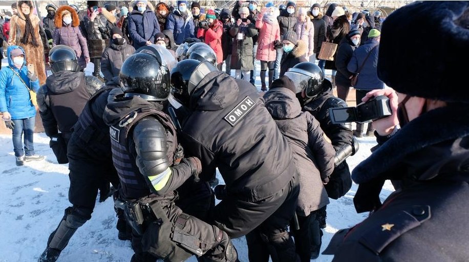 Над 1000 задържани в Русия при демонстрации след присъдата на Навални