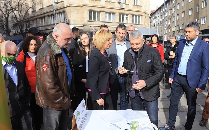 Подписката за коалицията "Изправи се! Мутри вън", сн. БГНЕС