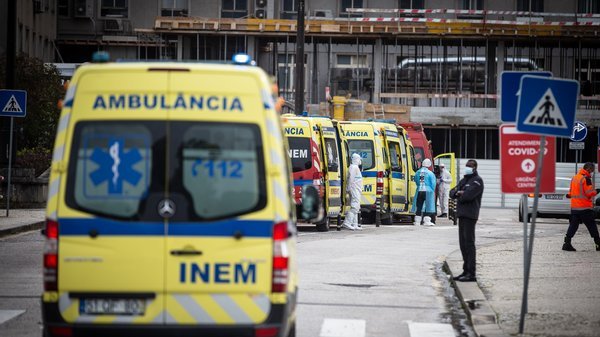 Опашка от линейки пред болница в Лисабон