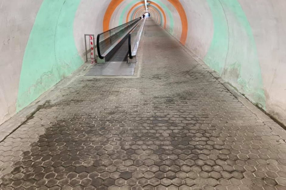 И пешеходният тунел на метрото при Интер eкспо център протече (Снимки)