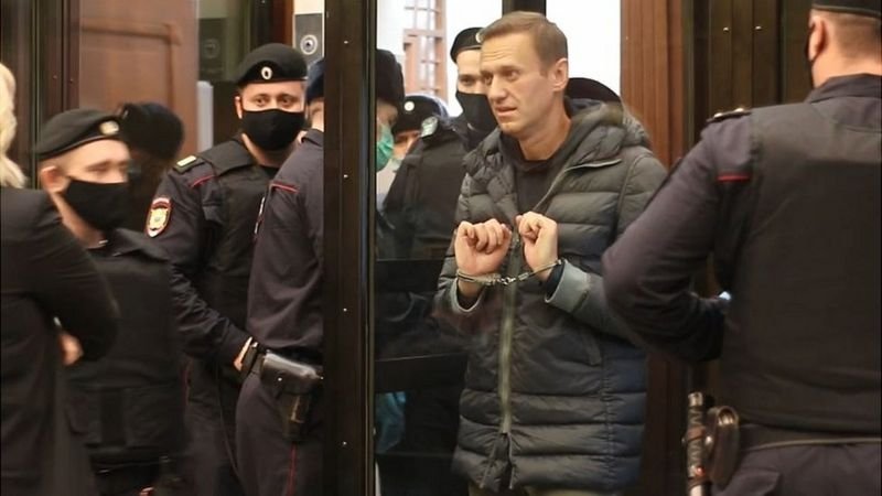 Алексей Навални с белезници в залата на съда