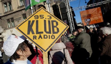 Брюксел осъди спирането на независимото унгарско Клубрадио