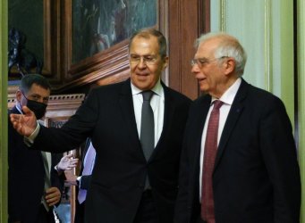 Жозеп Борел (дясно) с руския външен министър Лавров в Москва