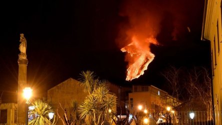 Вулканът Етна освети нощното небе с експлозии и фонтани от лава