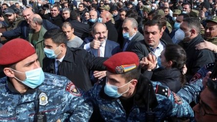 Арменският премиер осъди опит за военен преврат; негови привърженици и противници излязоха по улиците на Ереван