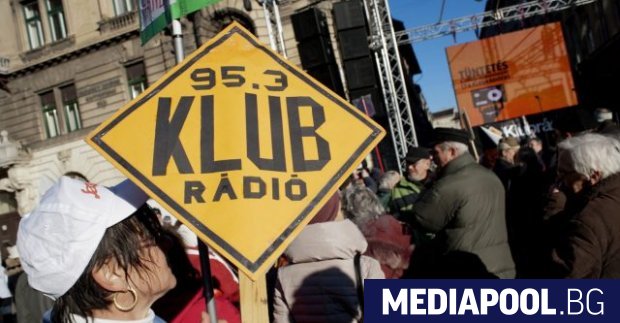 Европейската комисия осъди днес спирането на първото независимо радио в