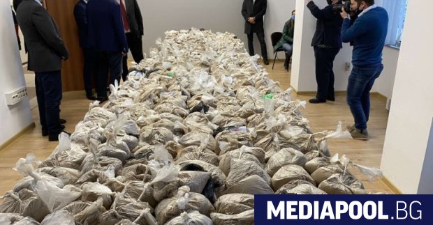 Властите са откритили над 401 кг хероин скрити в контейнери