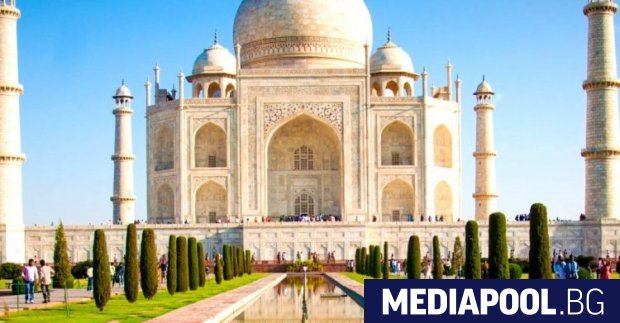 Индийските власти затвориха популярния сред туристите мавзолей Тадж Махал след