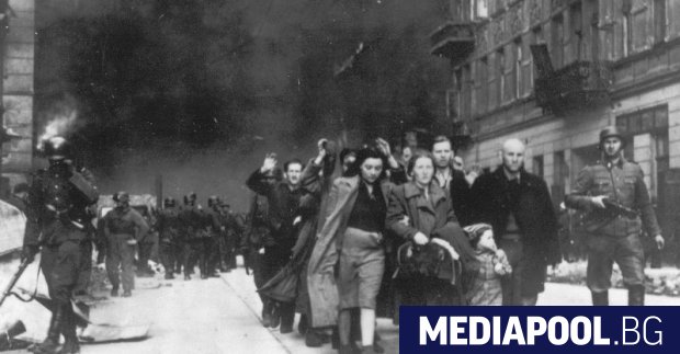 Полски съд постанови днес двама историци изтъкнати изследователи на Холокоста
