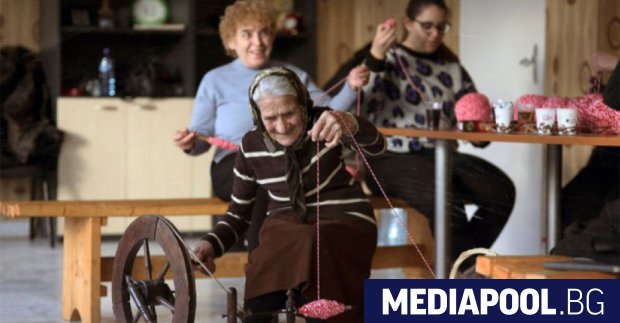 Продължава подготовката на мартеница в столичния район Нови Искър която