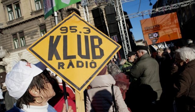 Брюксел осъди спирането на независимото унгарско Клубрадио