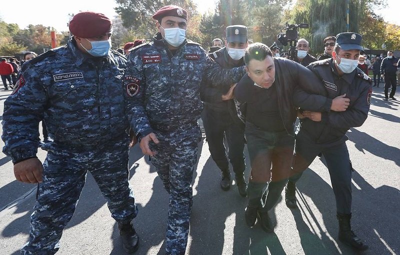 В Ереван протестиращи нахлуха в сграда на правителството