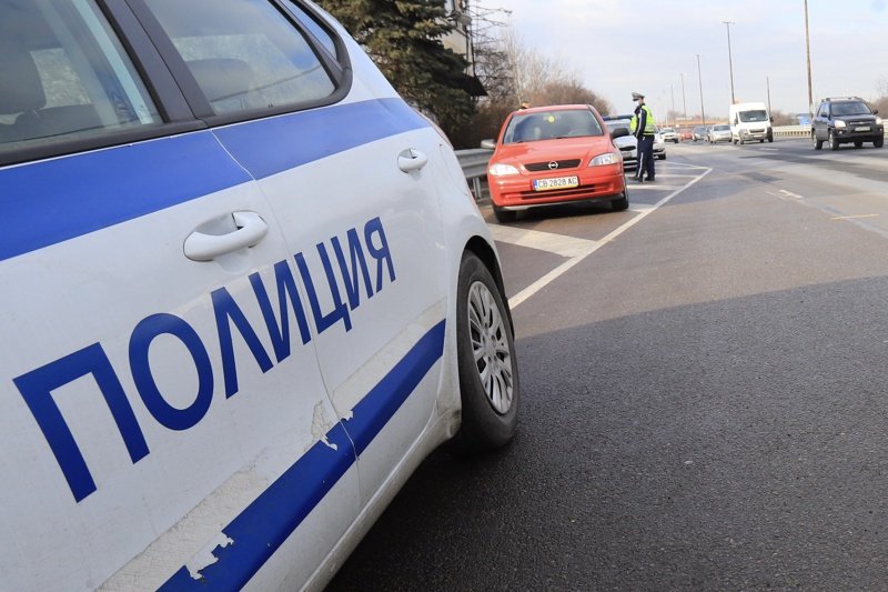 Трима работници, поставяли пътни знаци, са блъснати във Врачанско, единият е загинал