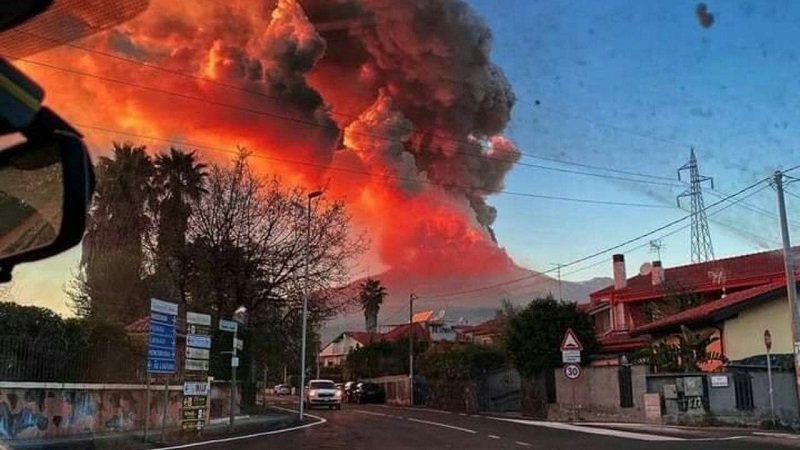 Зрелищно изригване на вулкана Етна