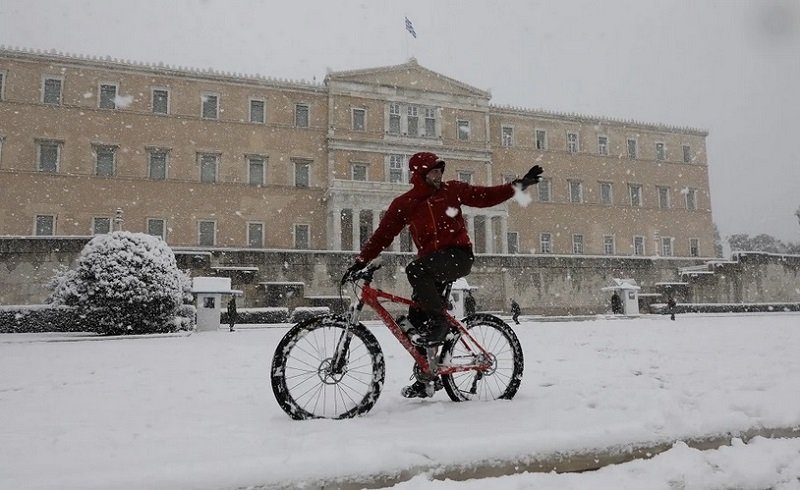 Сняг затрупа Атина, ваксинациите са отложени