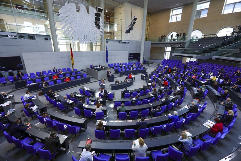Заплатите на германските депутати ще бъдат намалени