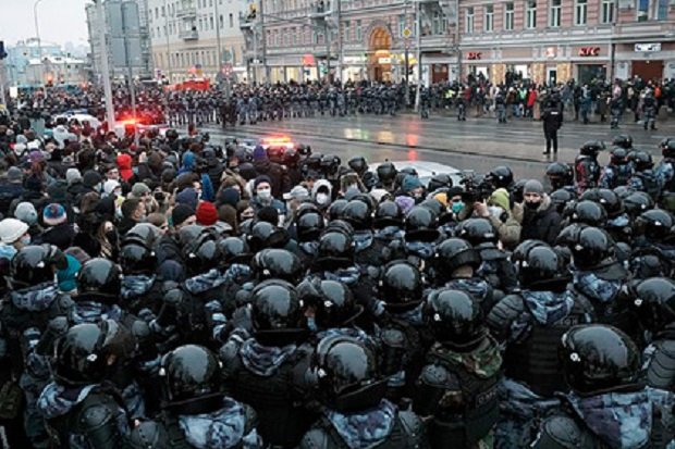 Русия повиши глобите за нарушения по време на улични протести