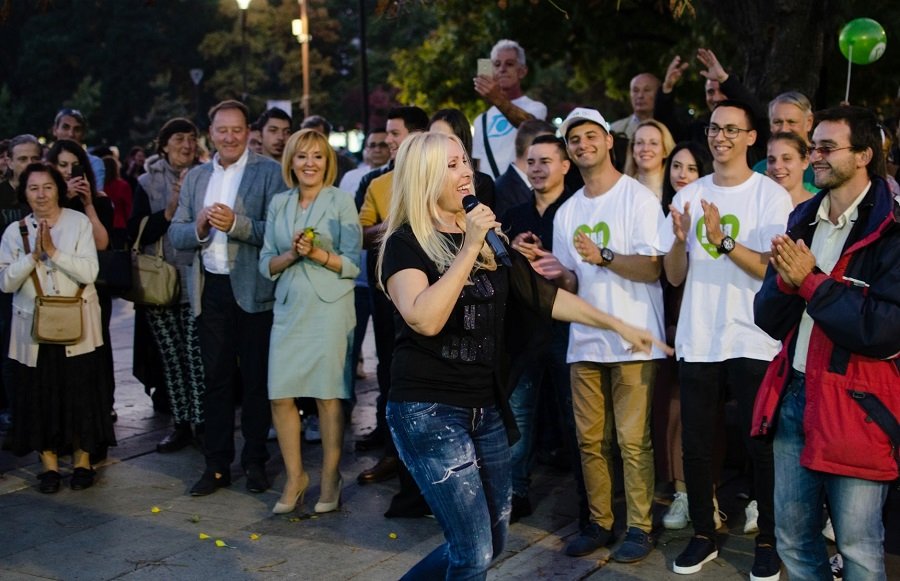Кристина Димитрова пее по време на проява на Мая Манолова преди кметските избори през 2019-та
