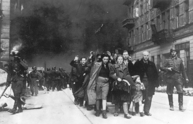 Полски съд постанови двама историци да се извинят заради книга за Холокоста