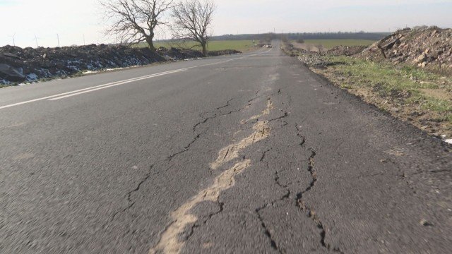 Три месеца след ремонта път в Ямболско отново е за ремонт