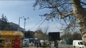 Нов абсурд. Кабели по дърво захранват будка край метростанция "Васил Левски" (Видео)