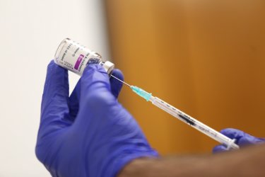 Оксфорд и Лондон защитават ваксината на AstraZeneca, още няколко страни я спряха временно